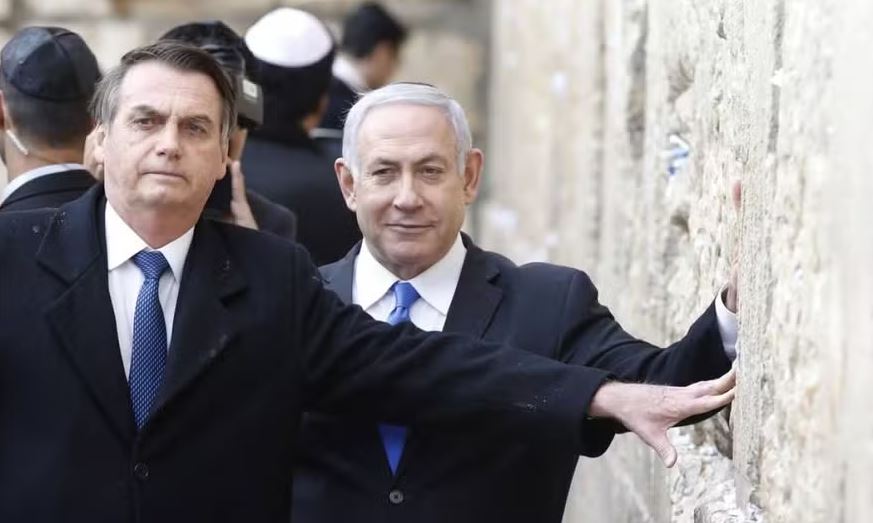 O presidente brasileiro, Jair Bolsonaro, e o primeiro-ministro israelense, Benjamin Netanyahu, tocam o Muro das Lamentações, o local mais sagrado onde os judeus podem orar, na Cidade Velha de Jerusalém, em 1&ordm; de abril de 2019