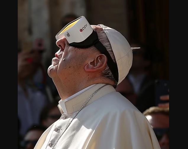 Imagem do papa Francisco com óculos virtuais criada no Midjourney 