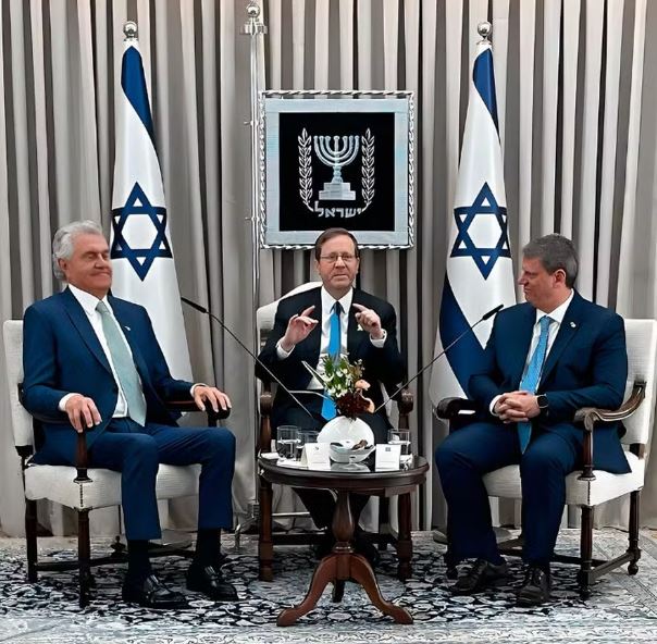 Os governadores Ronaldo Caiado (esq.) e Tarcísio de Freitas (dir.) com o presidente de Israel, Isaac Herzog 