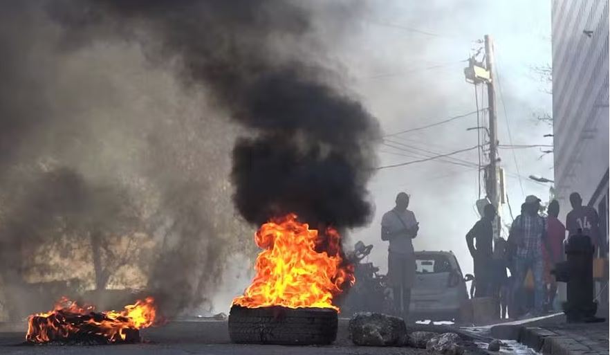 Pneus incendiados em rua de Porto Príncipe, no Haiti 