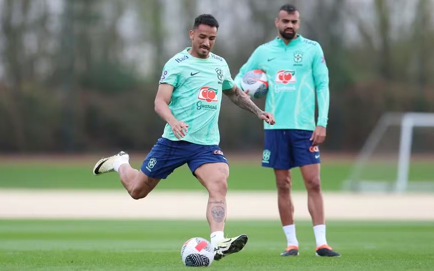 Danilo durante treino da Seleção Brasileira 