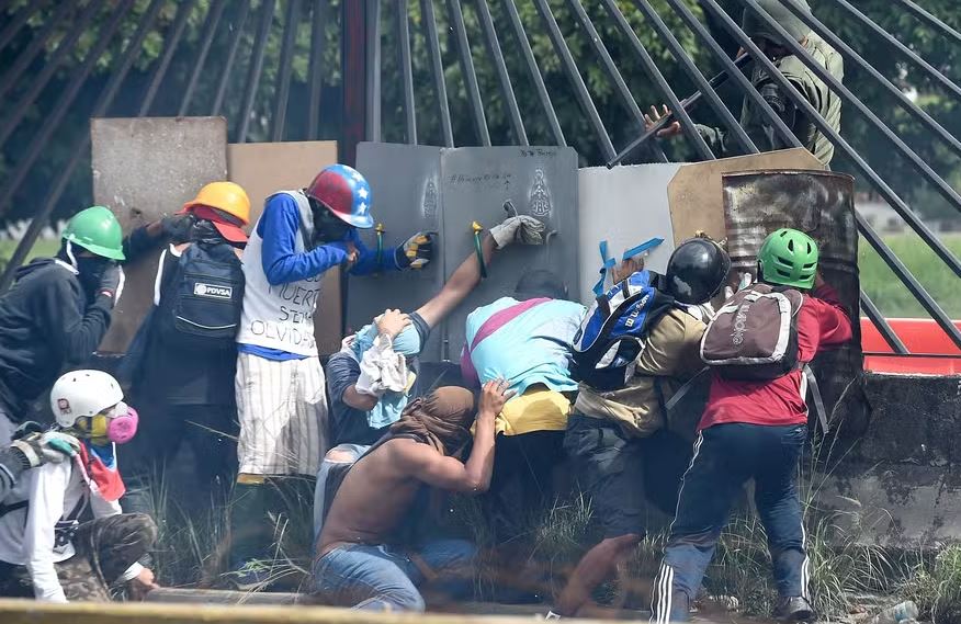 Manifestantes da oposição montam barricadas contra as forças de segurança da Venezuela durante protesto contra o governo em 2017 