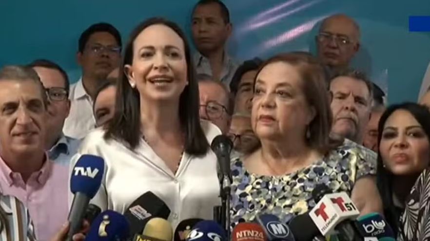 María Corina Machado (à esq.), líder da oposição venezuelana, e Corina Yonis (à dir.), candidata que a substituirá nas eleições presidenciais 