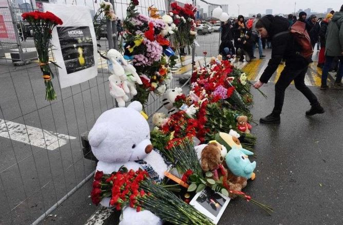 Memorial improvisado em frente à Prefeitura de Crocus, um dia após um ataque armado em Krasnogorsk, nos arredores de Moscou, em 23 de março de 2024 