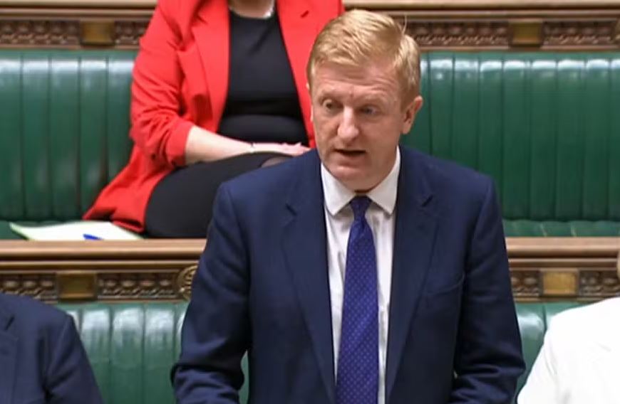 Oliver Dowden faz declaração sobre ataques cibernéticos chineses na Câmara dos Deputados, em Londres