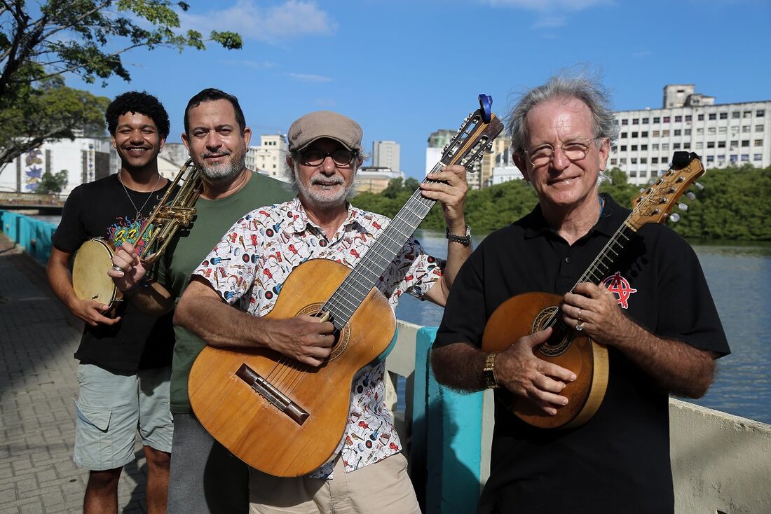 Betto do Bandolim (à frente) e Bozó Sete Cordas (de chapéu) são dois mestres do chorinho em Pernambuco