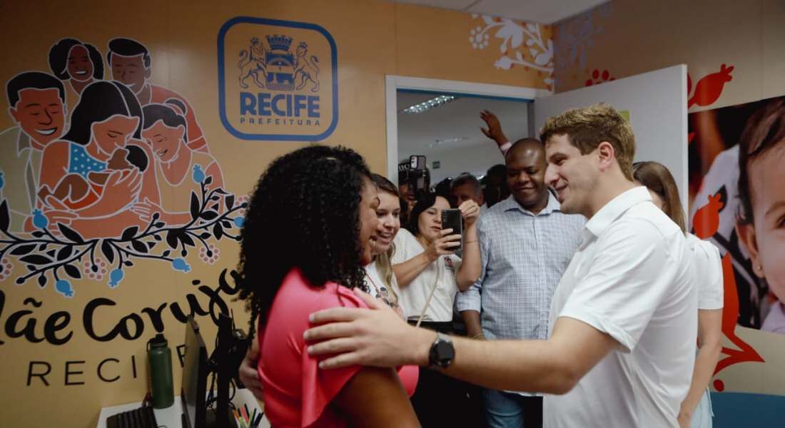 Prefeito João Campos e o ministro Silvio Almeida estiveram em inauguração