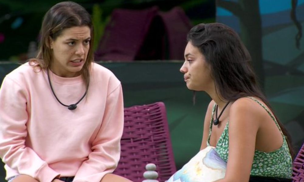 Beatriz e Alane conversam na área externa da casa do BBB 24