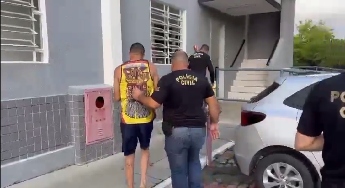 Um dos presos aparece em vídeo divulgado pela polícia usando camisa da organização criminosa