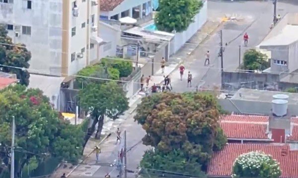 Briga entre torcidas antes do jogo entre Sport e Santa Cruz