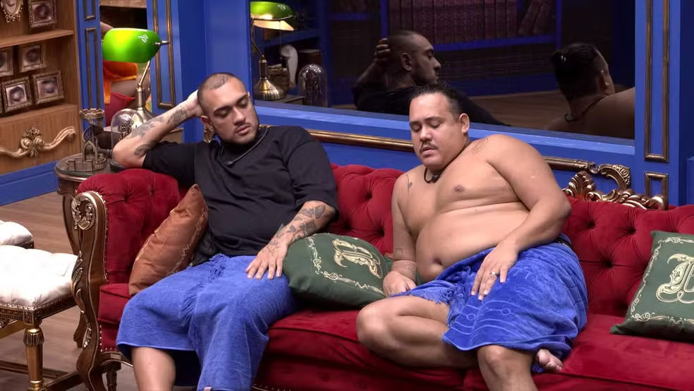 MC Bin Laden e Lucas Henrique conversam sobre jogo na sala do BBB 24