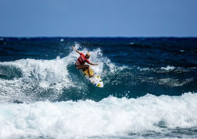 Tatiana Weston-Webb garante mais uma vaga para o Brasil no surfe