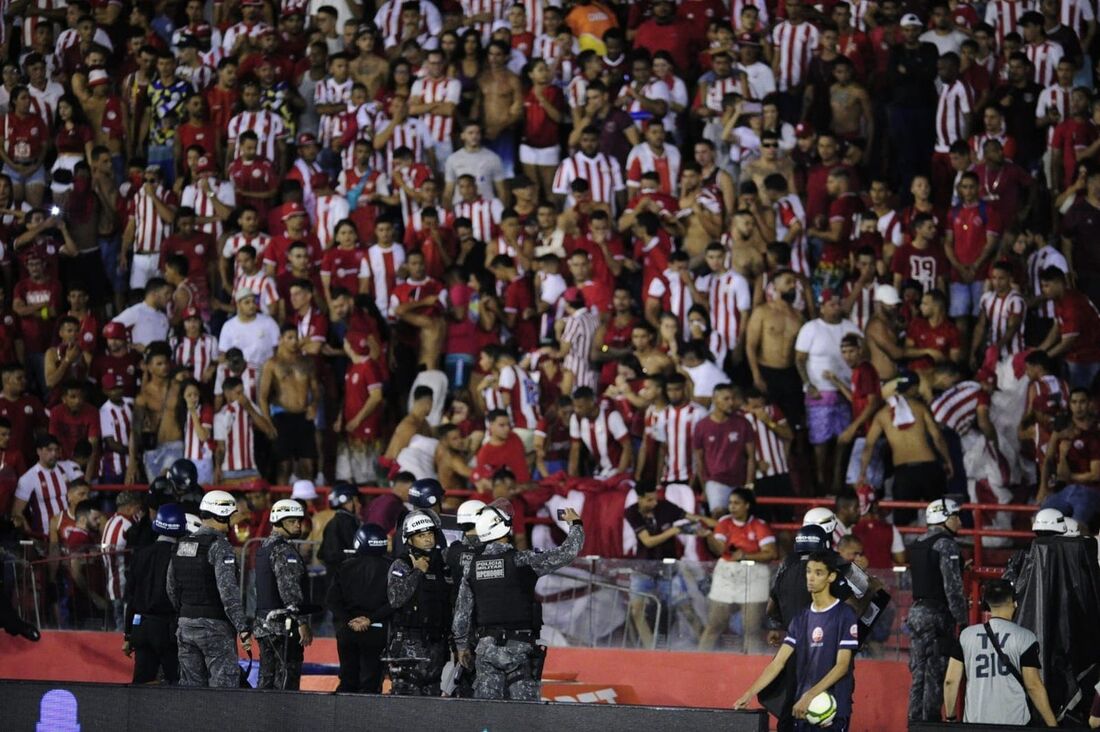 Segundo tempo do Clássico dos Clássicos ficou marcado por confusão nos Aflitos