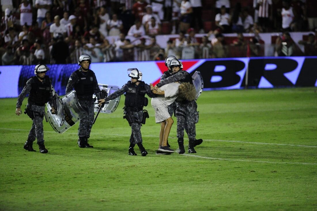 Torcedor invadiu o gramado dos Aflitos duas vezes 