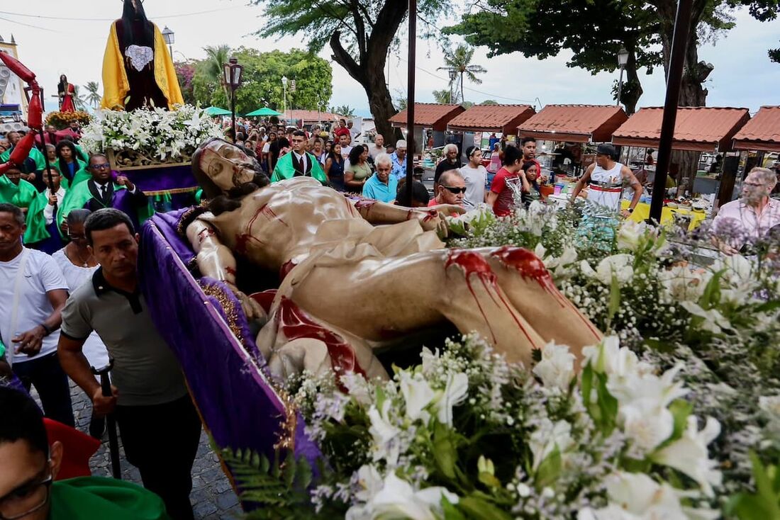 Procissão do Senhor Morto reúne fiéis em Olinda