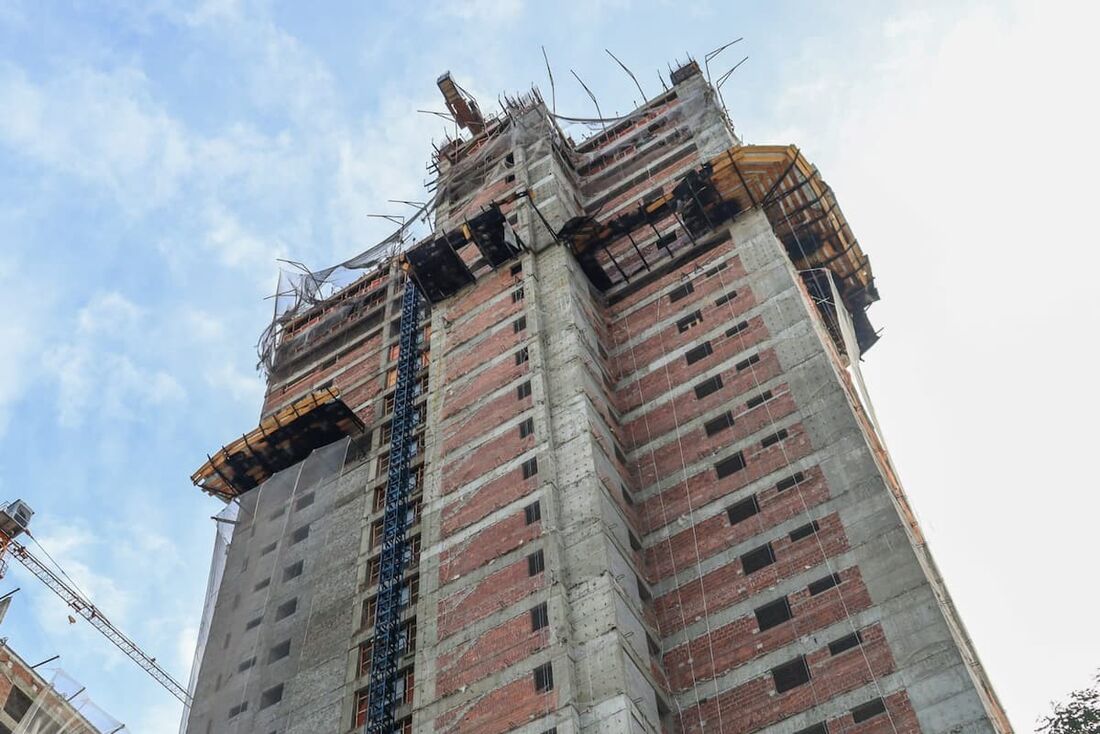 Edifício em construção Botanik Torre Flora, no bairro da Torre, após o incêndio