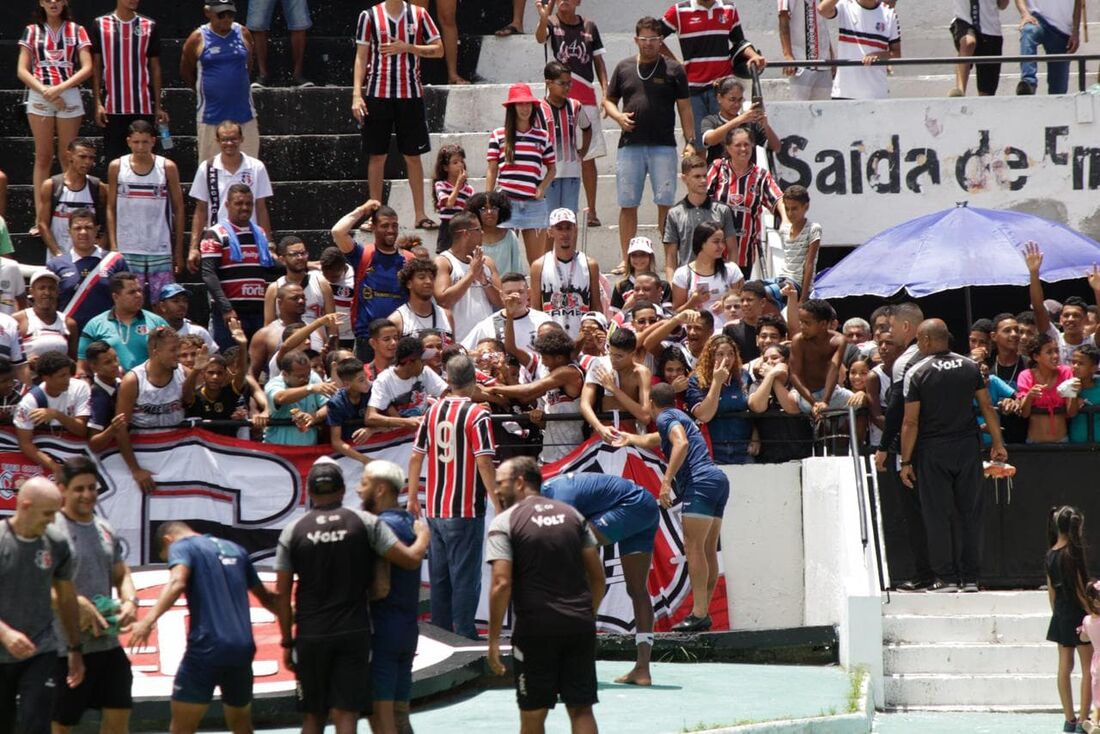 Torcida do Santa Cruz marcou presença no último treino antes do Clássico das Multidões 