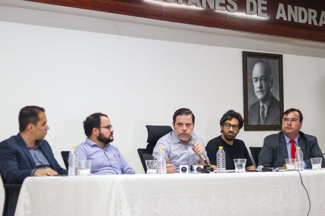 Presidente Bruno Rodrigues e membros da diretoria coral em entrevista coletiva nesta segunda-feira (25), no Arruda