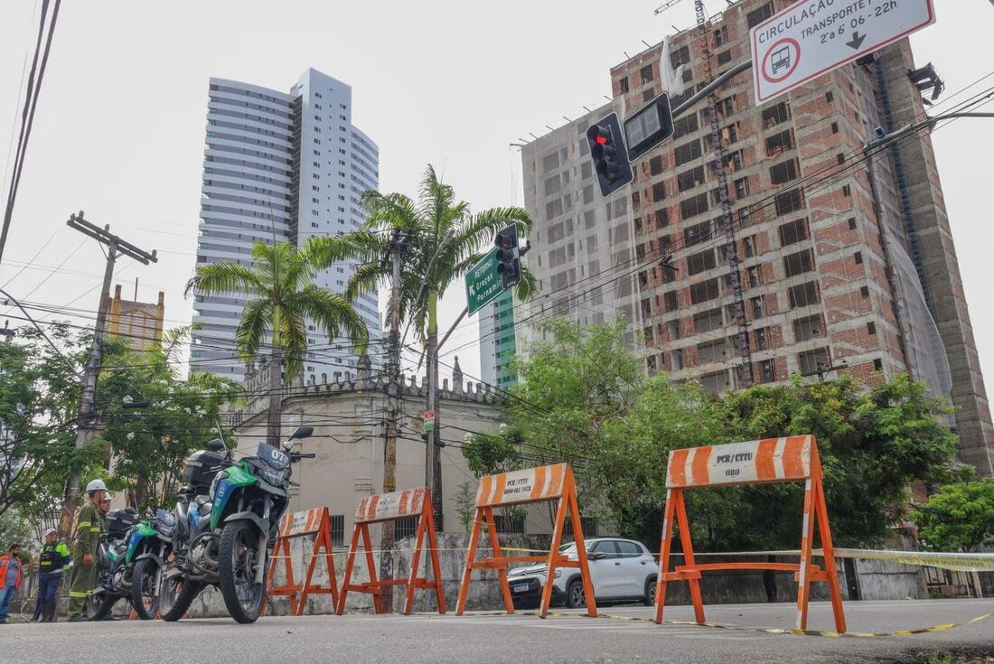 Entorno do prédio atingido por incêndio na Torre seguiu interditado na manhã desta sexta-feira (29)