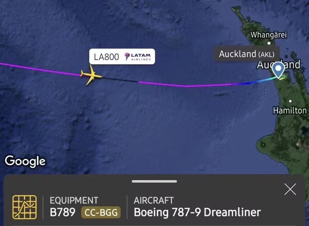 Imagem do site Flightradar24 mostra trajeto do voo LA800, da Latam, entre Sydney e Auckland; o destaque em vermelho mostra o momento em que houve indicação de uma perda brusa de altitude 