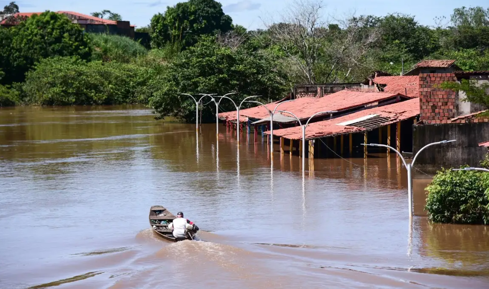 Em caso de emergência, a orientação é entrar em contato com a Defesa Civil