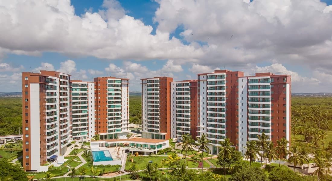 O VERANO OCUPA QUATRO TORRES EM LOCALIZAÇÃO PRIVILEGIADA, EM FRENTE AO PARQUE DA LAGOA E COM VISTA DO MAR E DA VEGETAÇÃO ABUNDANTE