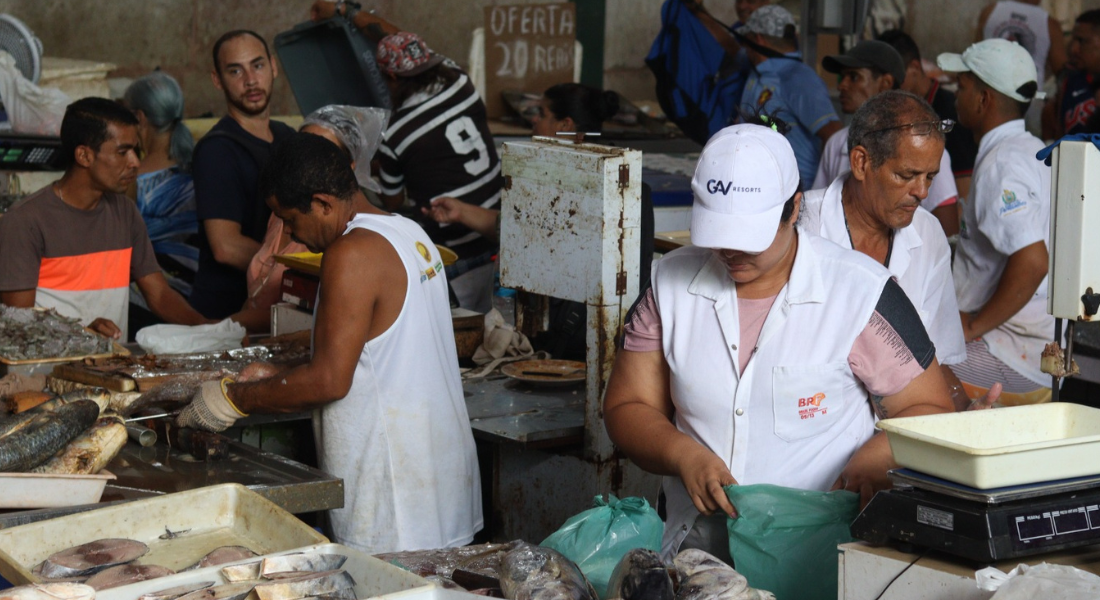 Consumidores aproveitam quinta-feira (27) para garantir peixe da Semana Santa