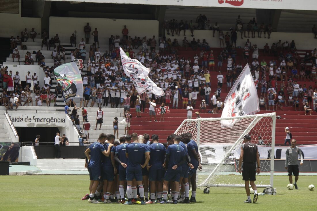 Torcida do Santa Cruz em treino aberto no Arruda antes do jogo de ida 