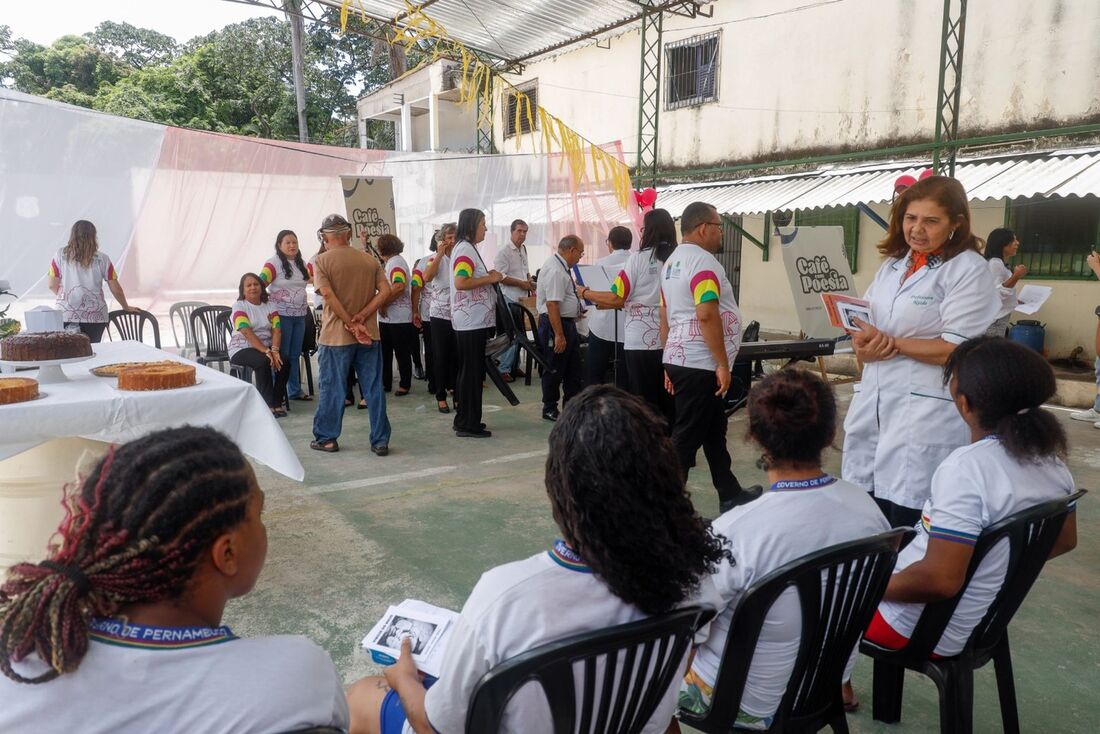 Projeto Café com Poesia beneficia detentas