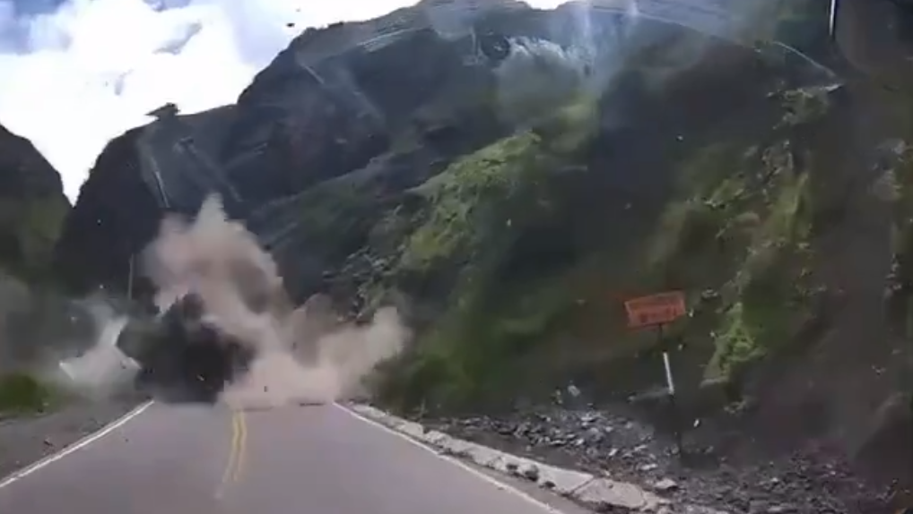 Um dos veículos foi atingido em cheio pela pedra gigante