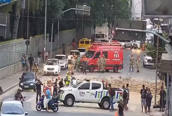 Defesa Civil interditou o trecho para o trabalho de retirada dos escombros