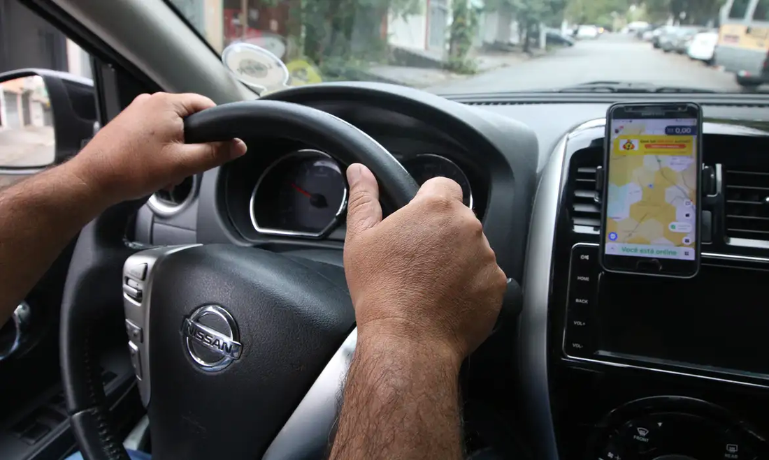 Ao chegar no local da corrida, os motoristas foram rendidos por traficantes e levados sob ameaça para o morro.