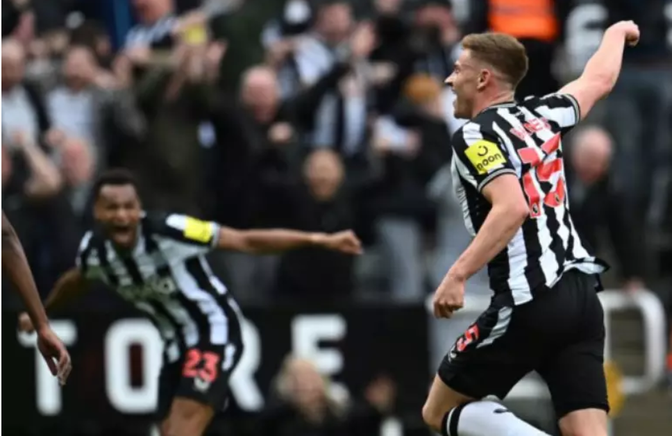  Burn, do Newcastle (de alvinegro)  tenta ganhar a disputa com Kudus, do West Ham