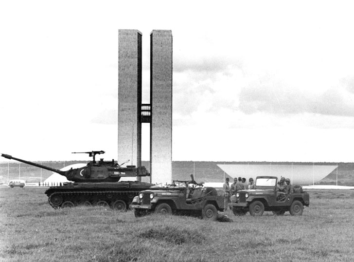 Um tanque de guerra (M41 Walker Bulldog) e outros veículos do Exército Brasileiro próximos ao Congresso Nacional, durante o Golpe de 1964