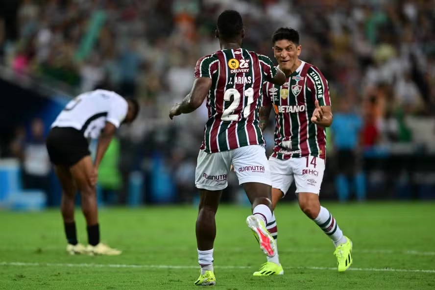 Arias e Cano comemoram gol do Fluminense