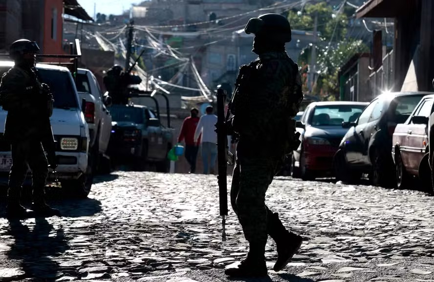 Militares vigiam área do assassinato de seis pessoas em Tlaquepaque, estado de Jalisco, México 