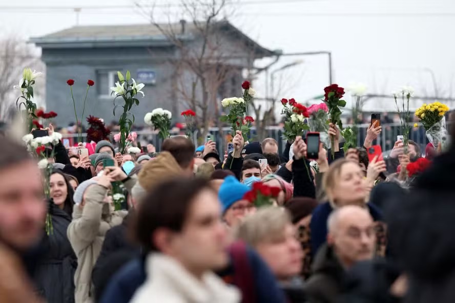 Pessoas participam do funeral de Alexei Navalny 