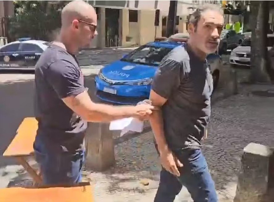 Vladimir Deziderio Bandeira chega à delegacia de Copacabana 