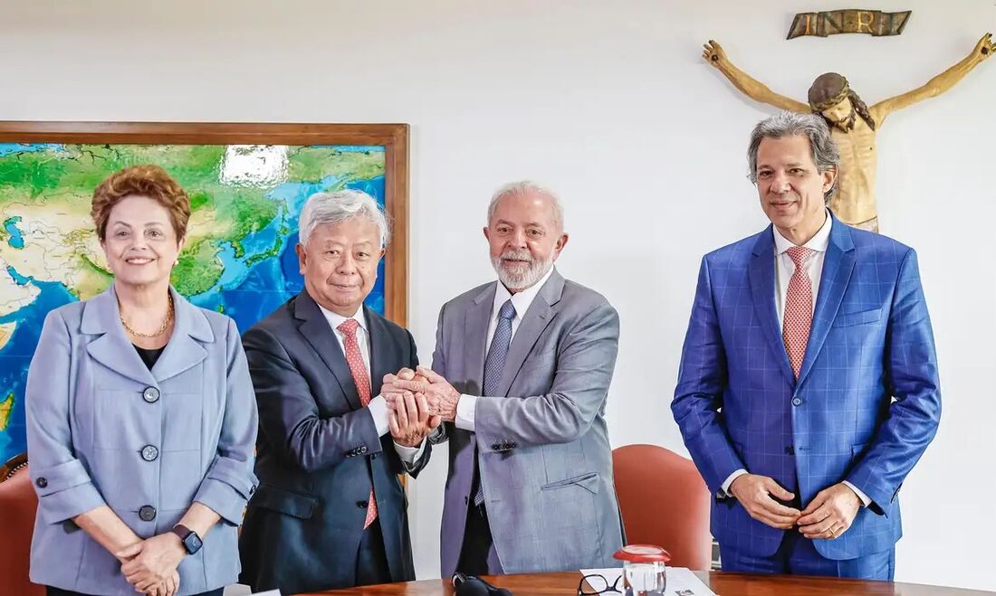 Na ocasião, estiveram presentes a presidente do banco do Brics, Dilma Rousseff, o presidente do AIIB, Jin Liqun, o presidente do Brasil, Lula e o Ministro da Fazenda, Fernando Haddad