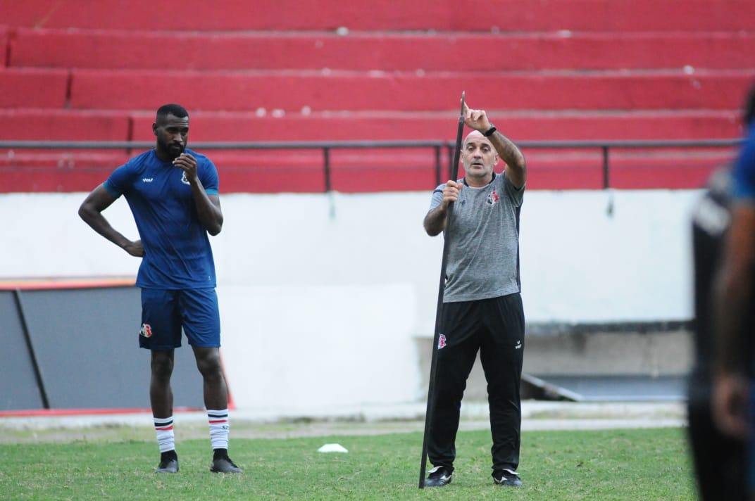 O primeiro jogo da semifinal do Campeonato Pernambucano deste ano acontece entre Santa Cruz e Sport às 16h30 deste sábado (9), no Estádio do Arruda