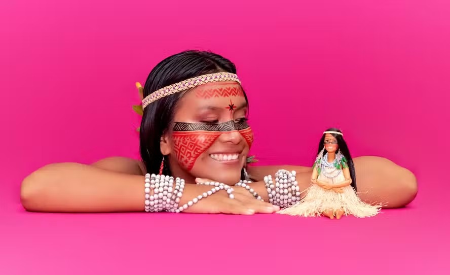 A influenciadora Maira Gomez inspirou a primeira Barbie indígena