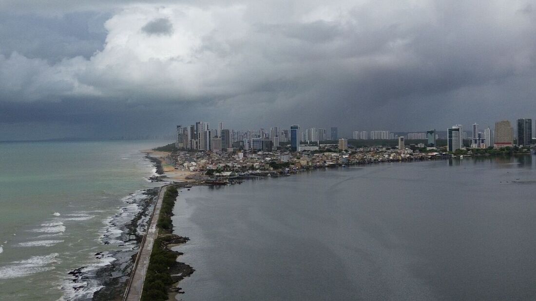 Tempo fechado no Recife