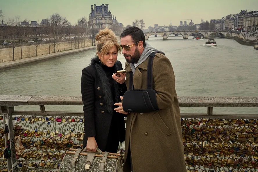 Jennifer Aniston e Adam Sandler em "Mistério em Paris"