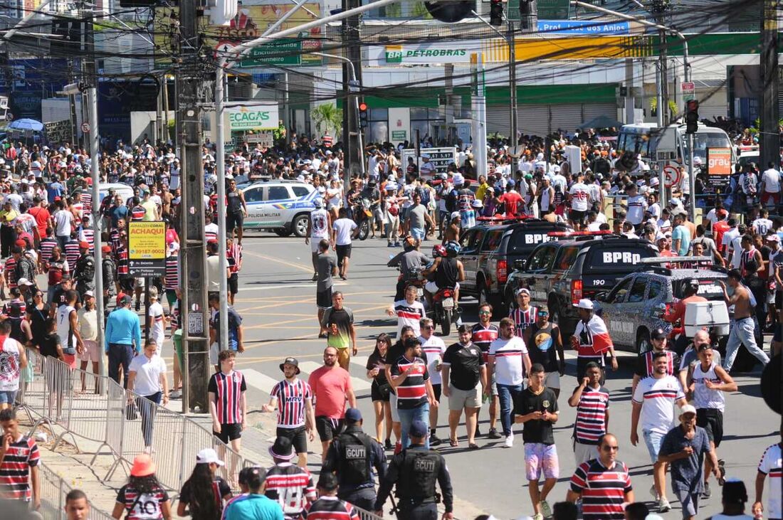 Movimentação de torcedores do Santa Cruz e de policiais nos arredores do Estádio do Arruda, momentos antes do clássico contra o Sport, pelas semifinais do Campeonato Pernambucano de Futebol