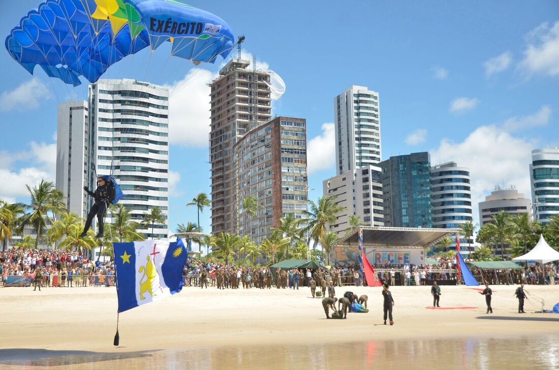 Demonstração de salto livre, comandada pela equipe de salto livre do Exército "Os Cometas"