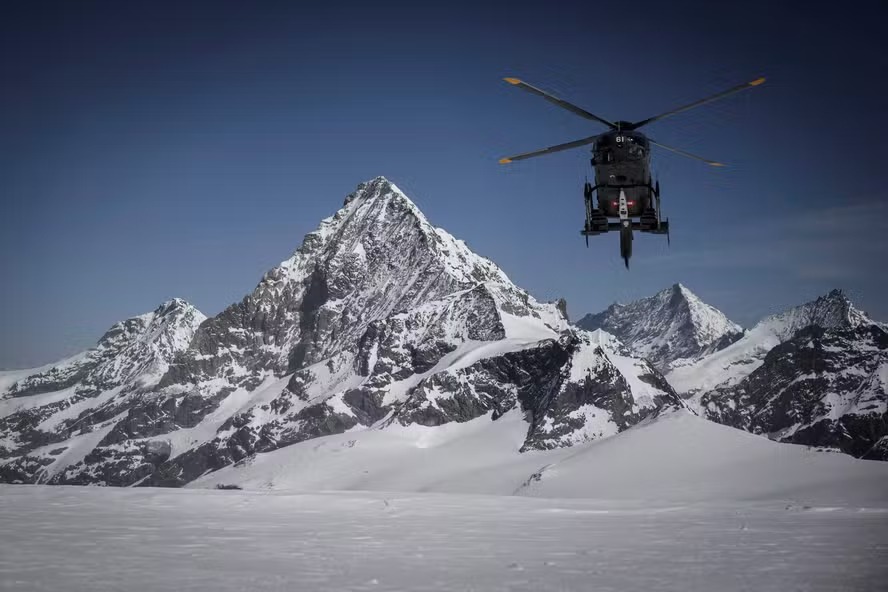 Helicóptero da Força Aérea Suíça sobrevoa a passagem de Tete Blanche entre Zermatt e Arolla, nos Alpes Suíços 