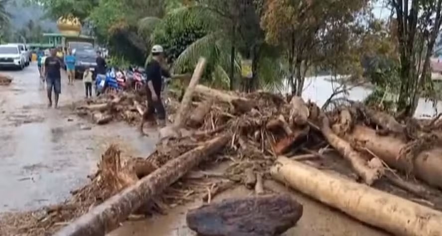 Equipes desobstruem rodovia em Sumatra, após inundações e deslizamentos de terra 