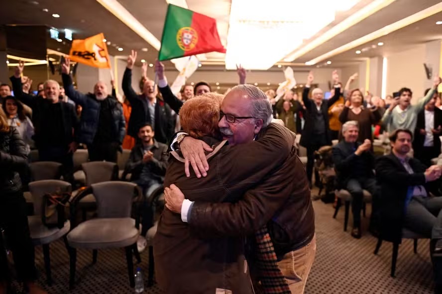 Apoiadores comemoram resultado eleitoral em Portugal 