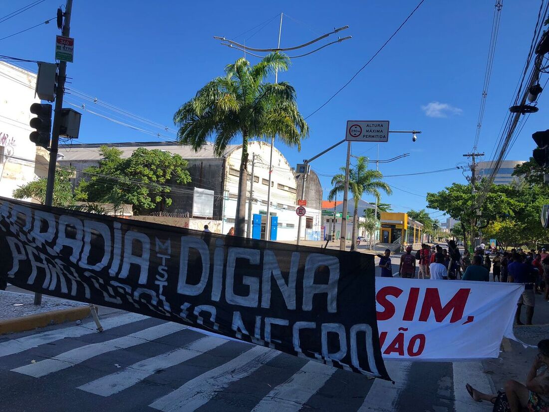 Manifestação ocorre em frente ao prédio sede da Prefeitura do Recife