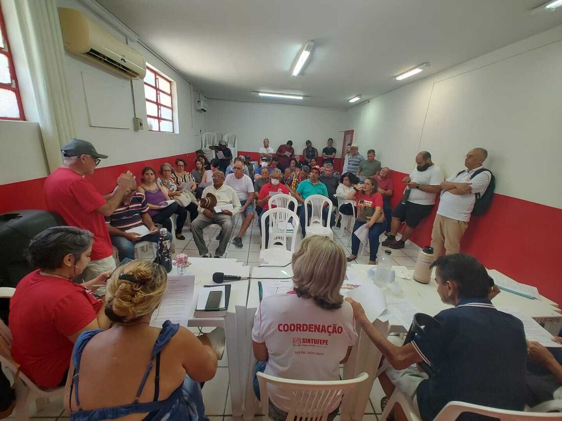 Profissionais reunidos em assembleia para deflagrar a greve